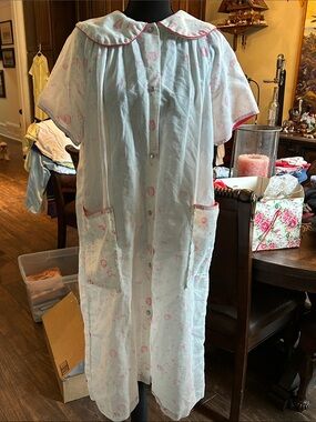 Coffee Time Sz M White Button-Front Housecoat with Pink Floral Design Sheer
